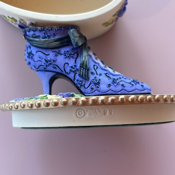 Willow Hall Victorian shoe pill box - Picture 4 of 8